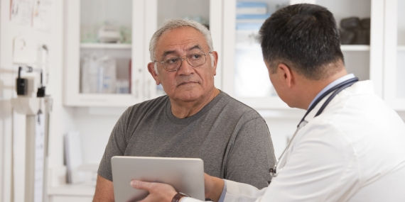 Un paciente que habla con el médico sobre una cirugía