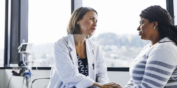 Una paciente que habla con el médico sobre una cirugía