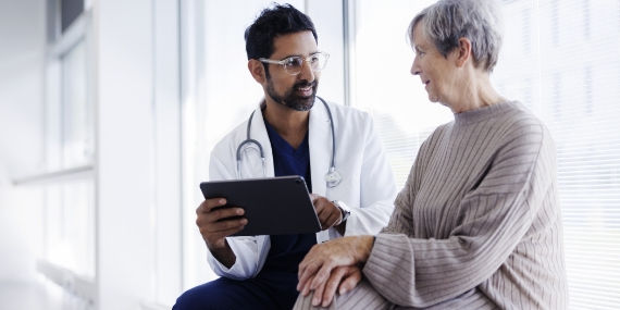 Un médico que analiza opciones de atención con el paciente