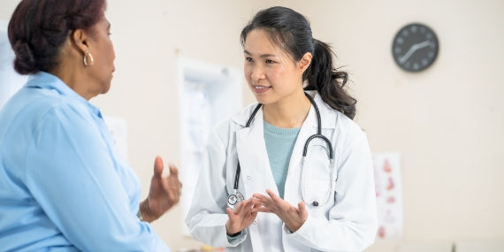 Una mujer que analiza opciones de apoyo con un médico