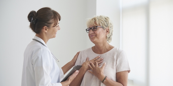 Una médica que da buenas noticias a una paciente