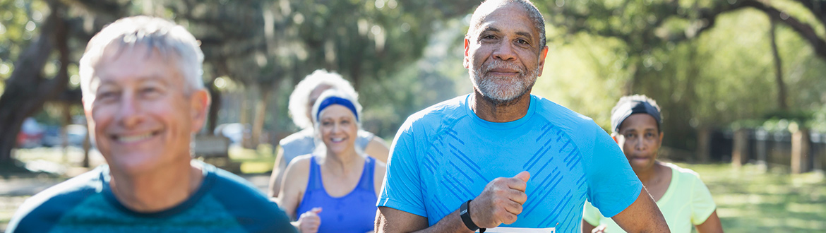 Un grupo de adultos mayores corriendo en una maratón