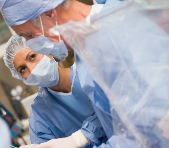 Dos cirujanos en la mesa de operaciones
