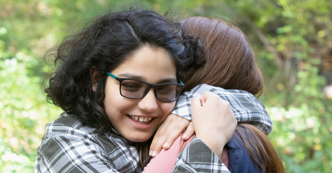 Una madre y su hija que se divierten en la naturaleza