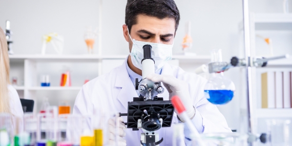 Un científico que analiza muestras en un laboratorio