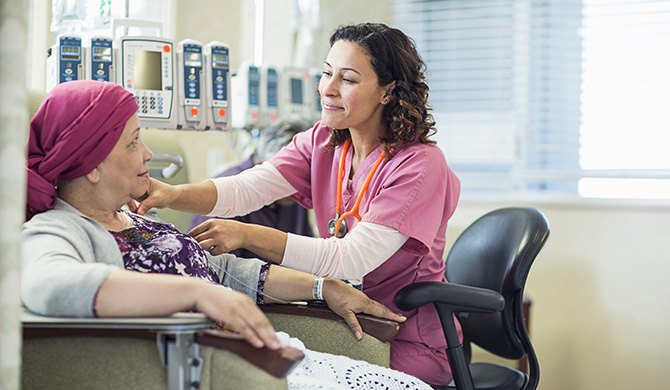 Paciente que recibe apoyo para el cáncer
