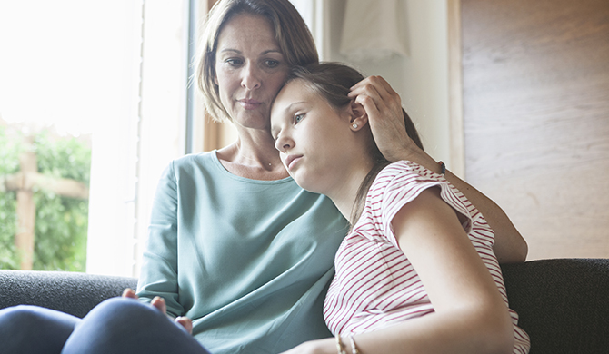 Madre consolando a su hija