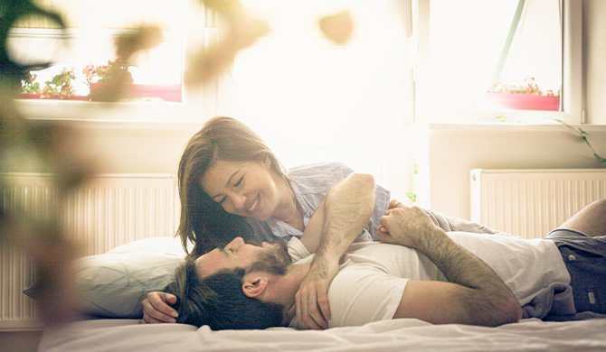 Pareja en una habitación