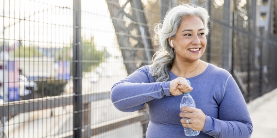 Una mujer mayor que bebe agua