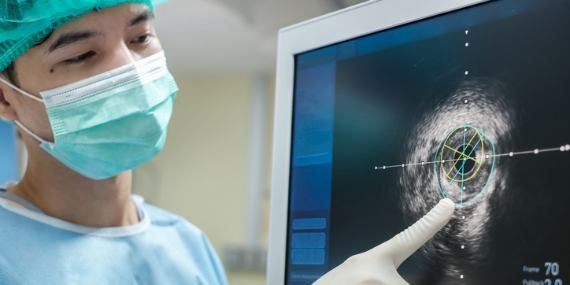 Surgeon analysing a scan