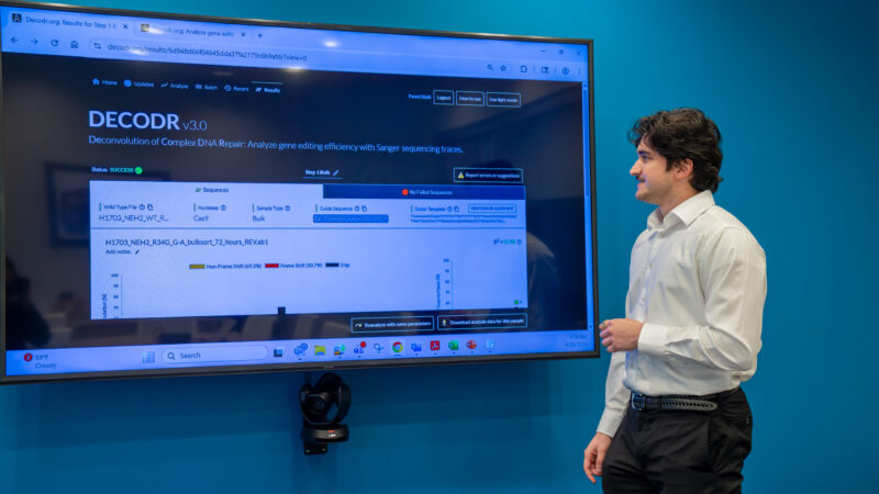 Rohan Kanchana demonstrating DECODR on a large screen