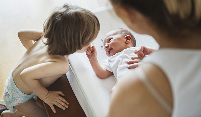 Madre e hijo con bebé